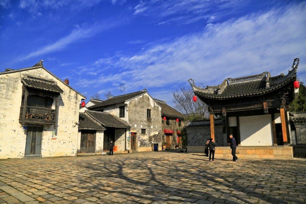 QDII基金杀出“回马枪”,减配美股增持中国股票